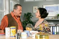 Die Rosenheim-Cops – Kommissar Hofer weist Sekretärin Stockl zurecht: Er ist für die Ermittlung zuständig, sie für den Kaffee (Joseph Hannesschläger, Marisa Burger).