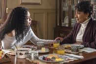 This Is Us - Das ist Leben – Beth Pearson (Susan Kelechi Watson, l.); Carol Clarke (Phylicia Rashad, r.)