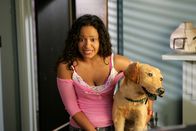 Scrubs - Die Anfänger – Etwas irritiert hält Carla (Judy Reyes) Rowdy im Arm ...