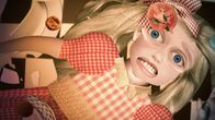 See Me – See me Szenenbild: Alice auf der Suche nach der Aufmerksamkeit der Mutter