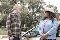 Bless This Mess – Rudy (Ed Begley Jr., l.); Constance (Pam Grier, r.)