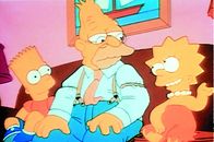 Die Simpsons – Bart und Lisa bitten ihren Grandpa, unter seinem Namen ihr Drehbuch bei der Firma einzureichen.
