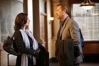 Dr. House – Aufgrund starker Schneestürme sitzen Dr. Gregory House (Hugh Laurie, r.) und Stacy Warner (Sela Ward, l.) auf dem Flughafen in Baltimore fest ...