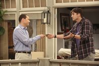 Two and a Half Men – Auch Alan (Jon Cryer, l.) profitiert reichlich von der Sextherapie, die sich Walden (Ashton Kutcher, r.) selbst auferlegt hat ...