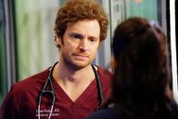 Chicago Med – Er will sie zurückgewinnen: Nick Gehlfuss als Dr. Will Halstead, Torrey DeVitto als Dr. Natalie Manning (von hinten)