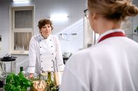Sturm der Liebe – Tina (Christin Balogh, l.) gibt Josie (Lena Conzendorf, r.) einen besonderen Auftrag.