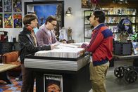 The Big Bang Theory – Howard (Simon Helberg, l.), Leonard (Johnny Galecki, 2.v.l.) und Raj (Kunal Nayyar, r.) haben eine brillante Idee, wie sie Sheldon zum Geburtstag eine Freude machen können ...