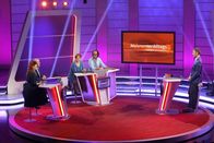 Meister des Alltags – Florian Weber stellt in seinem Wissensquiz die Alltagstauglichkeit seiner prominenten Kandidaten auf die Probe. „Meister des Alltags“ spendet seinen Gewinn einem guten Zweck. Studioplattform, v.li. Enie van de Meiklokjes, Bodo Bach, Alice Hoffmann, Christoph Sonntag und Florian Weber.