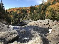 Verrückt nach Meer – Ein Klettersteig führt über einen der Canyons. Der Indian Summer in Kanada beeindruckt mit seinem strahlend blauen Himmel, den warmen Temperaturen und einer besonders intensiven Blattverfärbung in den Laub- und Mischwäldern.