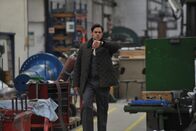 Unter anderen Umständen – Frank Heidenreich (Alexander Beyer) in der Schiffsschraubenfabrik seines verstorbenen Schwiegervaters.