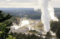 Leben mit Vulkanen – Neuseeland nutzt Erdwärme, die durch vulkanische Aktivität entsteht, landesweit im großen Stil und setzt dabei moderne Technik ein.