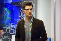 Ghosted – Der ehemalige Professor Max Jennifer (Adam Scott) ist überzeugt davon, dass seine Frau von Aliens entführt wurde. Ist es da genau das Richtige für ihn, als ihn eine Spezialeinheit der Regierung entführt, um ihn für eine besondere Mission zu rekrutieren?