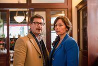Der Alte – Der Bruder Karl Wörsching (Thomas Scharff) und die Ehefrau des Opfers Nora Wörsching (Carolina Vera) teilen ein Geheimnis.