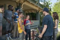 Bad Neighbors – Liefern sich einen Nachbarschaftsstreit, der sich gewaschen hat: Garf (Jerrod Carmichael, 2.v.l.), Scoonie (Christopher Mintz-Plasse, 4.v.l.), Teddy (Zac Efron, 4.v.r.) und Pete (Dave Franco, 3.v.r.) gegen die jungen Eltern Mac (Seth Rogen, 2.v.r.) und Kelly Radner (Rose Byrne, r.) ...