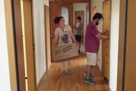 Auf und davon – Mirabelle Caboussat mit Zügelkiste in der neuen Wohnung