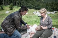 Der Bergdoktor – Die kleine Emma Grainer (Hedda Erlebach, M.) ist bei einem Picknick ohnmächtig geworden. Ihre besorgte Mutter (Floriane Daniel, r.) hofft, das Dr. Gruber (Hans Sigl, l.) helfen kann.