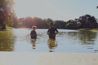 Thin Blue Line – Ein Vermisstenfall im Park bringt Sara (Amanda Jansson) und Magnus (Oscar Töringe) an ihre Grenzen. Als das verschwundene Kind im nahegelegenen Teich vermutet wird, entschließt sich Sara zu handeln, da jede Sekunde zählt.