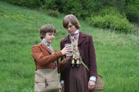 Charles Darwin – Charles Darwin (Philip Thaller) sammelt mit seinem Bruder Erasmus (Johannes Harras) Käfer.