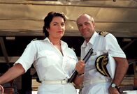 Unter weißen Segeln – Kapitän Klaus Berger (Peter Kremer) sticht gemeinsam mit seiner Cruisedirektorin Marlene (Christine Neubauer) in See.