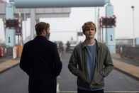 Alex Rider – Zwischen Alex (Otto Farrant, r.) und Mr. Blunt (Stephen Dillane, l.) kommt es zur Aussprache – dabei werden die wahren Hintergründe zum Tod von Alex Vater offenbart.