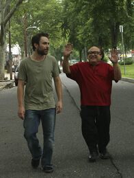It's Always Sunny in Philadelphia – Können Frank (Danny DeVito, r.) und Mac (Rob McElhenney, l.) Dee bei ihrem perfiden Plan helfen?
