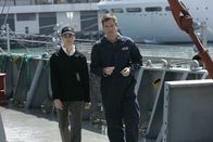 Navy CIS – Bei einer Bombenexplosion auf einem Schiff wird Gibbs so schwer verletzt, dass er in ein tiefes Koma fällt. Tony (Michael Weatherly, r.) und Ziva (Cote de Pablo, l.) sind besorgt um ihn ...
