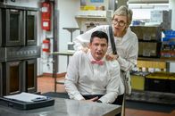 Party Down – Ron Donald (Ken Marino, l.); Constance Carmell (Jane Lynch, r.)
