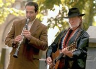 Monk – Mr. Monk (Tony Shalhoub, l.) amüsiert sich mit dem Countrystar Willie Nelson (Willie Nelson, r.) ...