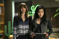 Scorpion – Versuchen, wichtige Friedensverhandlungen in die richtigen Bahnen zu lenken: Paige (Katharine McPhee, l.) und Happy (Jadyn Wong, r.) ...