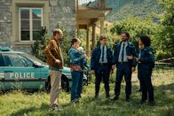 Tschugger – Tschugger Staffel 3 2023 Regie: David Constantin, Johannes Bachmann Drehbuch: David Constantin, Johannes Bachmann, Jelena Vujović, Fiona Schreier, Pascal Glatz, Christian Wehrlin  Produktion: Shining Film AG   Folge 1   Motiv 3 Am Schauplatz eines ominösen Mordes: Dragan Vujic als Pirmin, Lena Furrer als Regina, Vincent Veillon als Flic Jean-Claude, Vincent Kucholl als Flic Jean-Pierre, Safi Martin Yé als Polizeichefin.   Copyright: SRF/Dominic Steinmann