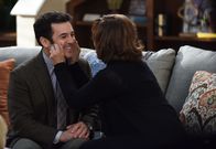 The Grinder - immer im Recht – Versuchen beide, Geheimnisse zu wahren: Stewart (Fred Savage, l.) und seine Mutter Lenore (Anne Archer, r.) ...