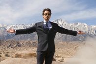 Iron Man – Tony Stark (Robert Downey Jr.) ist ein Multimillionär, Genie, Playboy und Sohn eines erfolgreichen Rüstungsindustriellen, doch nach einem Überfall bekommt er noch eine weitere Identität ...