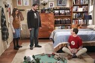 The Big Bang Theory – Sheldon soll für eine großartige Entdeckung, die er vor kurzem gemacht hat, ein Radiointerview geben. Leider nimmt das Gespräch jedoch nicht die erhoffte Richtung. Dem nicht genug, stellt Leonard wenig später fest, dass die Untersuchungsergebnisse, die Sheldon bei seinem Interview präsentiert hat, fehlerhaft sind. Da seine Wohnung renoviert wird, zieht Raj für eine Woche zu Howard und Bernadette. Bernadette zeigt sich davon wenig begeistert, vor allem, weil Raj auch seinen Hund mitnimmt.
