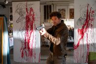 SOKO Stuttgart – Blutiger Übergriff: Die junge Comiczeichnerin Paula ist in ihrem Atelier mit einer roten Flüssigkeit attackiert worden und konnte sich gerade noch vor der unbekannten Person verschanzen. Kurz zuvor wurde bereits ein Comicverleger getötet. Hat es die Tatperson jetzt auf Paula abgesehen? Kriminalhauptkommissar Jo Stoll (Peter Ketnath) eilt zu Hilfe und versucht, den Angreifer zu überwältigen.