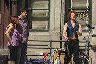 How I Met Your Mother – Als Barney (Neil Patrick Harris, r.) erfährt, wovon Marshalls (Jason Segel, M.) Glück letztlich abhängt, präsentiert er ihm und Lily (Alyson Hannigan, l.) ein weiteres Mal einen Doppelgänger ...