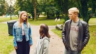 Gestern waren wir noch Kinder – Daniel Klettmann (Vico Magno, M.) erzählt seiner Schwester Vivi Klettmann (Julia Beautx, l.) von Nachrichten eines fremden Mannes auf dem Handy ihrer verstorbenen Mutter. Tim Münzinger (Julius Nitschkoff, r.) weiß anscheinend mehr darüber.