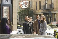 Castle – Kevin Ryan (Seamus Dever, 3.v.r.), Javier Esposito (Jon Huertas, 2.v.l.), Richard Castle (Nathan Fillion, 2.v.r.) und Kate Beckett (Stana Katic, r.) werden zu einer Pizzeria gerufen, in der eine besonders grausame Entdeckung gemacht wurde ...