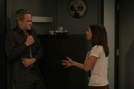 How I Met Your Mother – Nachdem Lily (Alyson Hannigan, r.) und Barney (Neil Patrick Harris, l.) an einem Freitagabend vor lauter Gemütlichkeit beim Fernsehen gemeinsam im Bett einschlafen, wird es Barney zu viel und er schmeißt sie raus ...