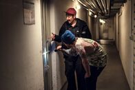 Blockbustaz – Sol Berger (Eko Fresh, l.) und Hardy (Sascha Reimann, r.) sind im Keller auf „Ermittlungsmission“.