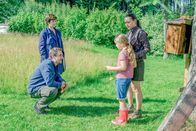 SOKO Linz – Die Familie Aigner scheint einen großen Wert auf das Wohl von Tieren zu legen. Würde man jedoch so weit gehen, dafür einen Menschen umzubringen? Auf einer Wiese am Waldrand stehen sich Ermittler Ben Halberg (Daniel Gawlowski, l.) mit Johanna "Joe" Haizinger (Katharina Stemberger, 2.v.l.) und Julia Aigner (Lena Kalisch, r.) mit Miley Aigner (Iva Höpperger, 2.v.r.) gegenüber.