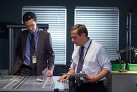 Mayday - Alarm im Cockpit – Etobicoke, Ontario, Kanada - Die NTSB-Ermittler (gespielt von Eric Craig, links) und Bill English (gespielt von Michael Gordin Shore, rechts) analysieren die Landemuster anhand eines Miniaturmodells des Continental Airlines Fluges 1404.