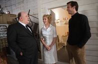 Hitchcock – Alfred Hitchcock (Anthony Hopkins, li.) bespricht sich mit den zwei Stars seines neuen Films „Psycho“: Janet Leigh (Scarlett Johansson, Mi.) und Anthony Perkins (James D'Arcy, re.).