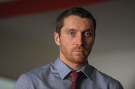 From Darkness – Lucys Ex-Freund Chris Templeton (Ben Batt) ist mittlerweile glücklich verheiratet und hat eine kleine Tochter. Durch die aktuellen Vorfälle holt ihn seine Vergangenheit jedoch wieder ein. Er hat Lucy damals nicht geholfen und die junge Frau einfach im Stich gelassen.