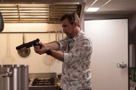 The Assassin – Auftragskiller Sean (Jack Davenport) stattet seiner früheren Kollegin Julie einen Besuch ab.