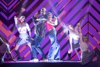 Die beste Show der Welt – Let the show beginn! Joko Winterscheidt (l.) und Jeannine Michaelsen (r.) geben ihr Bestes, um das Publikum von der gezeigten Show-Idee zu überzeugen ...