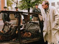 Polizeiruf 110 – Kommissar Schmücke (Jaecki Schwarz) untersucht das ausgebrannte Auto.