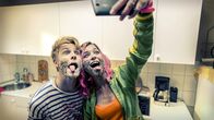 Die Mitte der Welt – Phil (Louis Hofmann) and Kat (Svenja Jung) make a photo Foto: