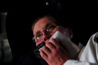 SOKO Stuttgart – In ihrer Gerichtsmedizin wird Prof. Lisa Wolter (Eva Maria Bayerwaltes) von einem Unbekannten überwältigt. Was hat er mit ihr vor?