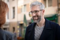 Billy Kuckuck - Mutterliebe – Anwalt Elias Demirel (Ben Braun) ist von Billy (Aglaia Szyskowitz) angezogen.