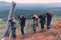 Die Jäger – ARD DIE JÄGER - EINE MÖRDERISCHE MÄNNERFREUNDSCHAFT (jägarna), Schweden 1996, Regie Schweden 1996 Uhr im Ersten. Die skrupellosen Wilderer, Mörder und Vergewaltiger Tomme (Jarmo Mäkinen, 2. v. li.) und Leif (Lennart Jähkel, 2. v. re.) mit ihren Kumpanen.